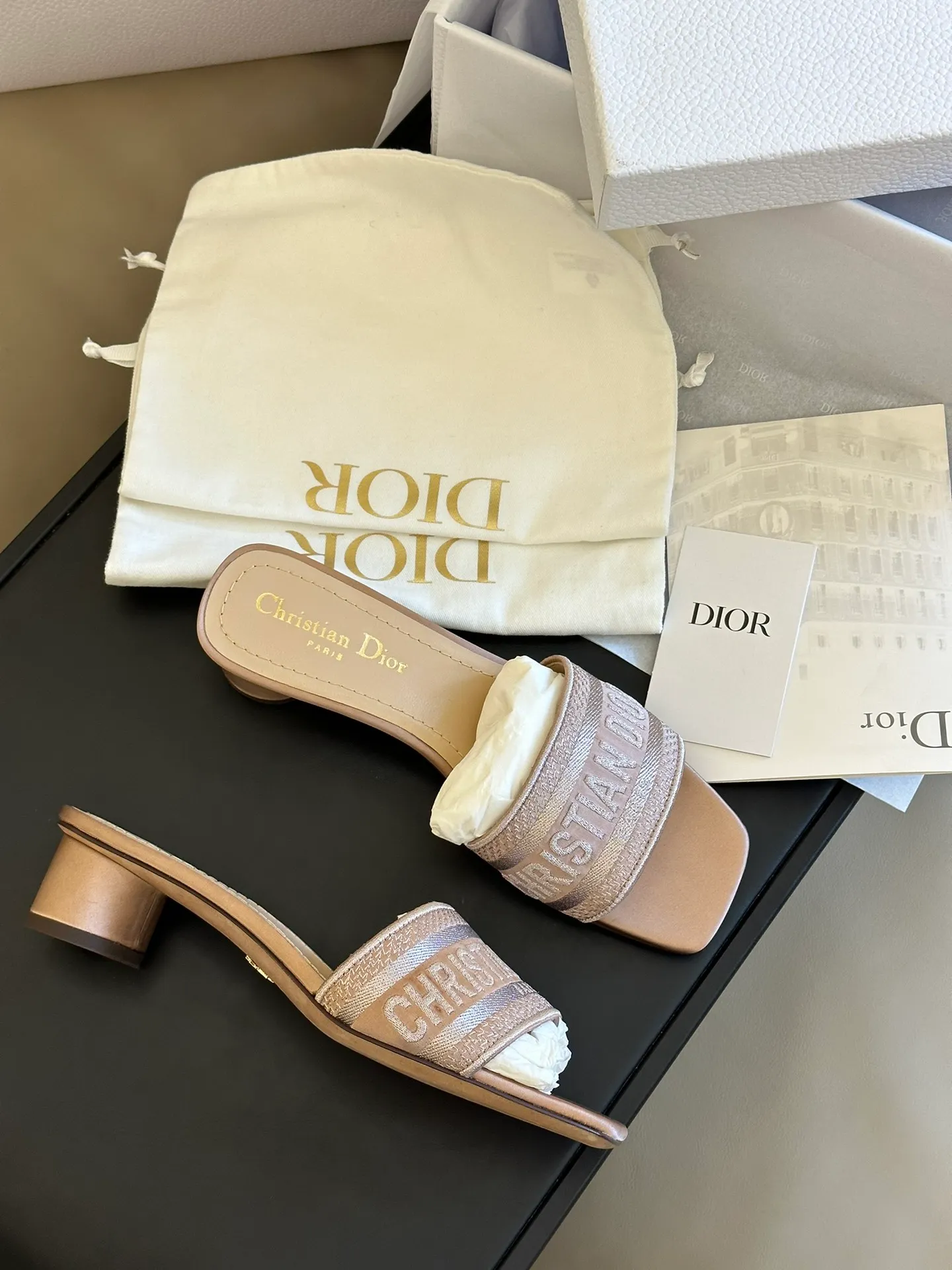 👟👟Ex-factory price 440👟👟 Dior • Dior 2025 DWAY spring and summer new one-word embroidered slippers version CD letter logo three-dimensional embroidered cylindrical heel sandals Square toe thick heel jelly color open-toe slippers Upper: Original consistent high-temperature water-soluble cotton electro-embroidery technology silk fabric Lining: Water-dyed sheepskin lining Outsole: Italian leather outsole Heel height: 3.5CM Number of yards: 35-40
